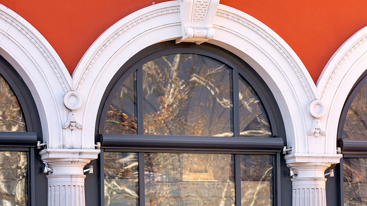 Sorgfältig geplante Fenstererneuerung im denkmalgeschützten Gebäude – im Einklang mit historischen Vorgaben und moderner Technik.