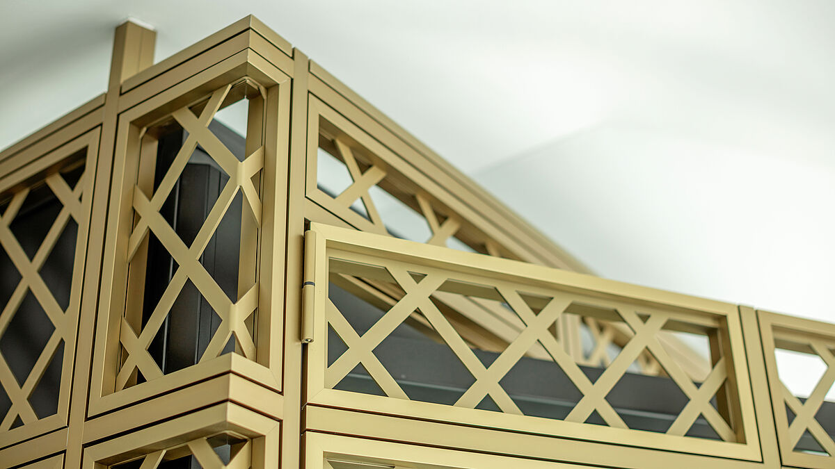 Sans que l’on s’en rende compte, la porte grillagée tourne simultanément à la porte vitrée avec une grande précision. 