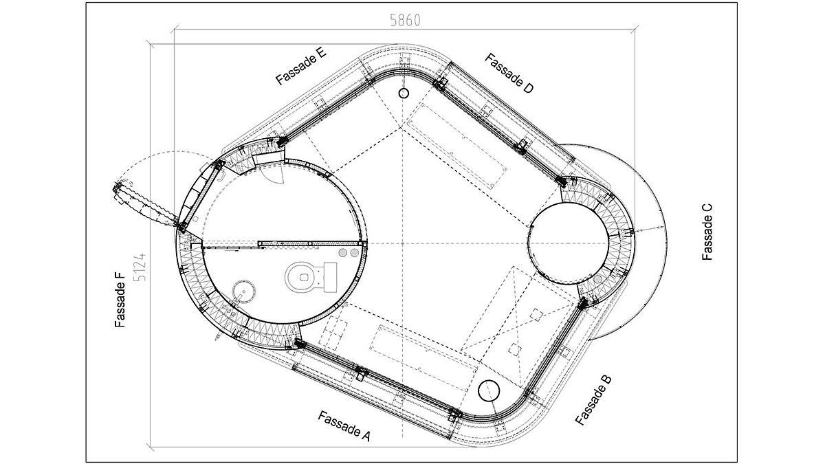Coupe horizontale de la zone vitrée : la forme en losange décalé avec les deux cylindres aux angles en pointe est bien visible.À gauche le grand cylindre en deux parties avec porte d’entrée / hall et toilette séparé. À droite, dans le petit cylindre, se trouve le vestiaire. Entre les deux, les vitrages avec angles arrondis et fenêtres coulissant vers le haut.