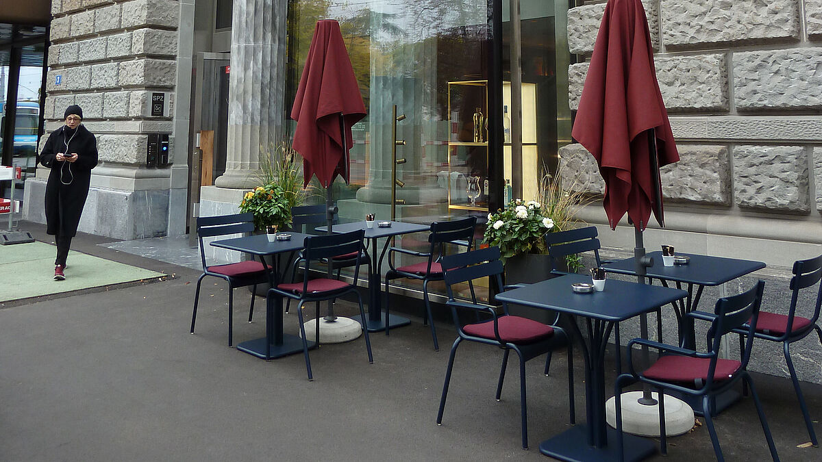 Vitrine beim Restaurant. Links in der Nische versenkt, die beiden Flügeltüren. Bild Redaktion