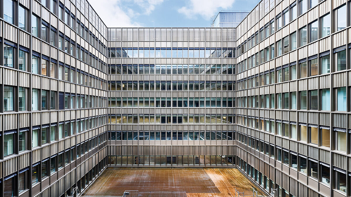 Energieeffiziente Fassade mit klarer Struktur, vielen Bauteilen und feiner Detailarbeit.