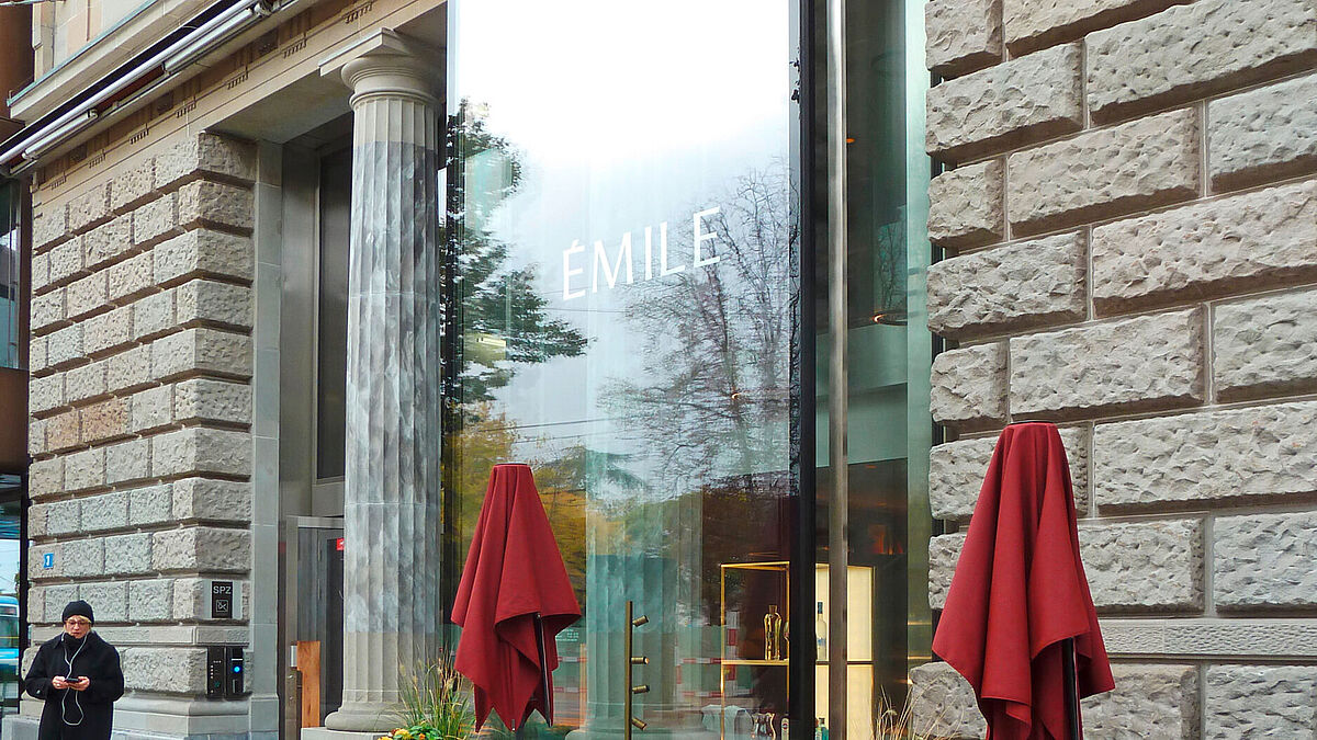 Vitrine beim Restaurant. Links in der Nische versenkt, die beiden Flügeltüren. Bild Redaktion