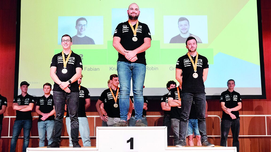 Strahlende Gesichter bei den drei erstplatzierten Metallbaukonstrukteuren. Von links: Fabian Betschart (2.), Robin Krummenacher (1.) und Samuel Grisel (3.).