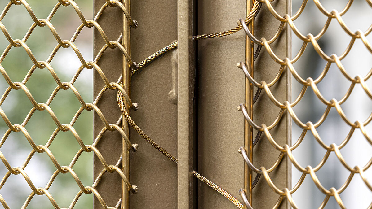 Profilé vertical avec treillis en spirale. Un câble métallique tressé maintient constamment la barre verticale ou le treillis sous tension.