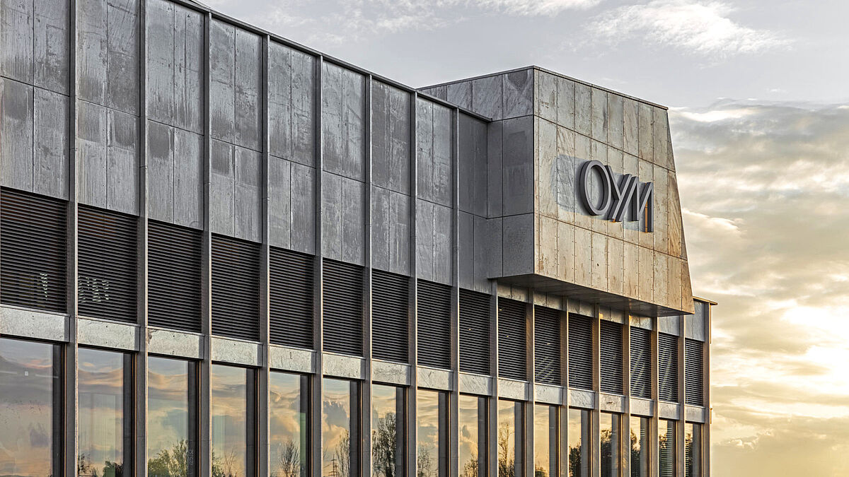 Die intelligenten Fassaden reagieren aktiv auf Umwelteinflüsse: Die mit der Gebäudeleittechnik verbundenen und automatisierten Fenster sorgen somit für eine optimale Raumluft.