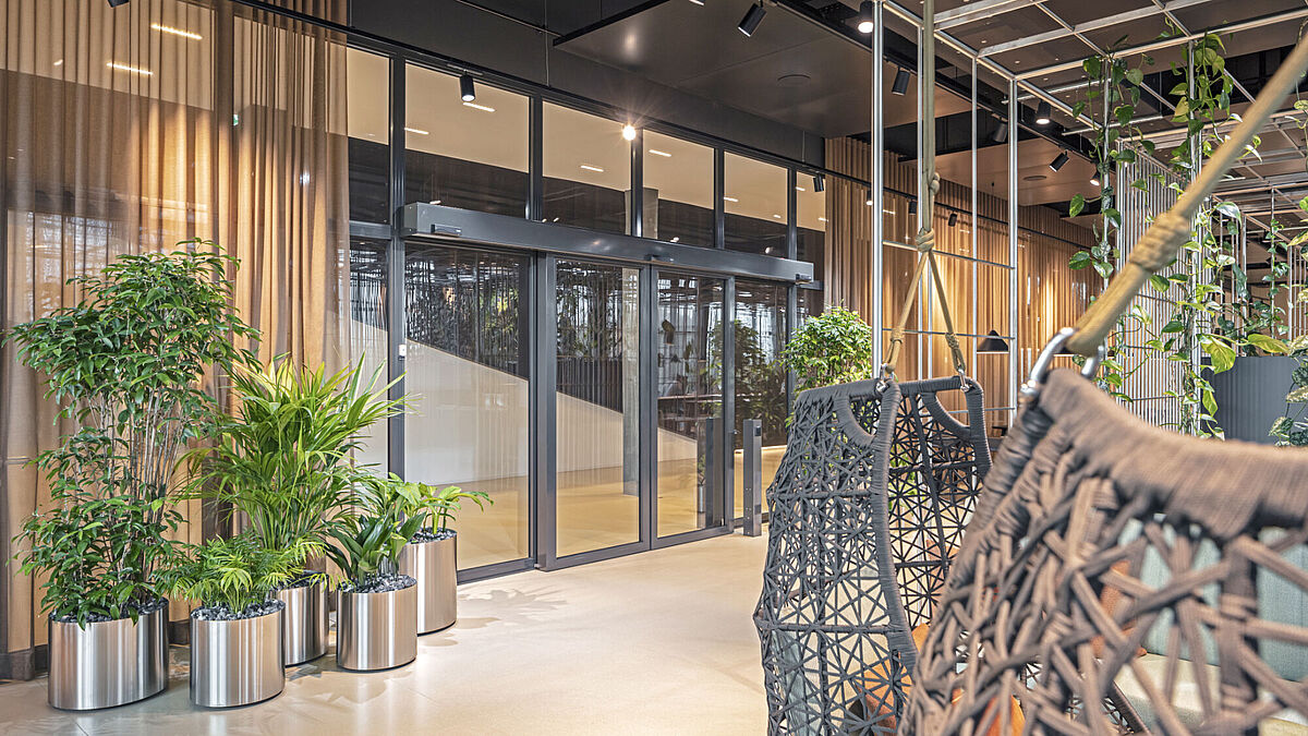 L’espace hôtellerie compte 25 chambres doubles, des salles de cours modernes et un auditorium destinés aux athlètes.