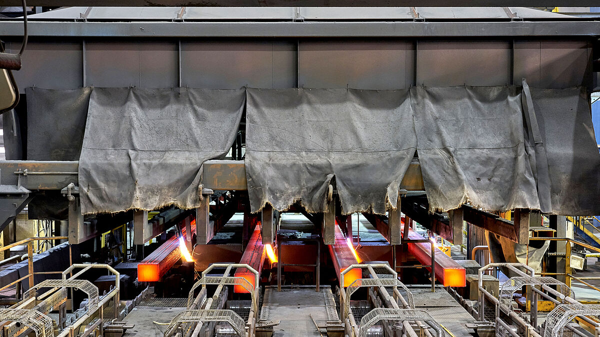 L’acier pour rail obtenu dans le FAE est coulé en blooms.