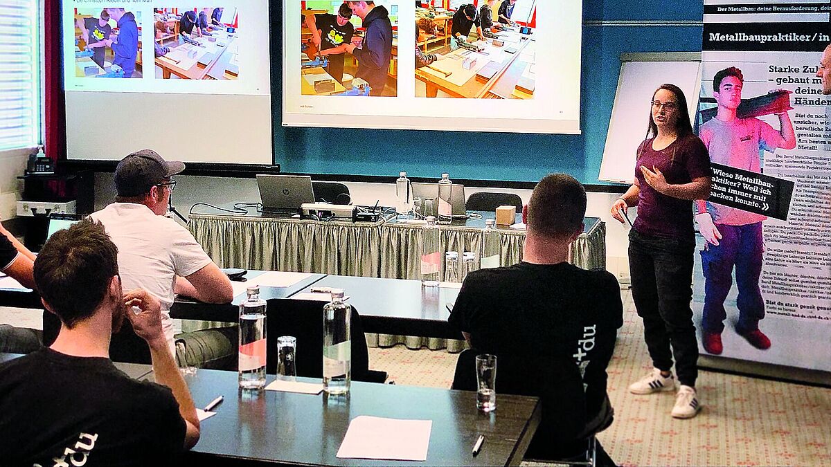 Botschafterin Nadine Schulz berichtet von ihren Einsätzen an den Schulen.