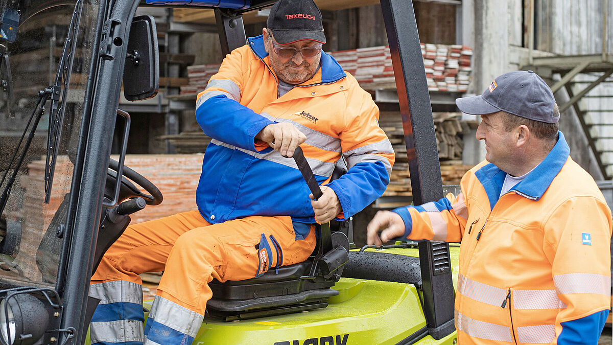 Hier braucht SiBe Urs Jetzer seine App nicht zu zücken. Er weist den Kollegen direkt darauf hin, dass beim Staplerfahren Gurtpflicht herrscht.