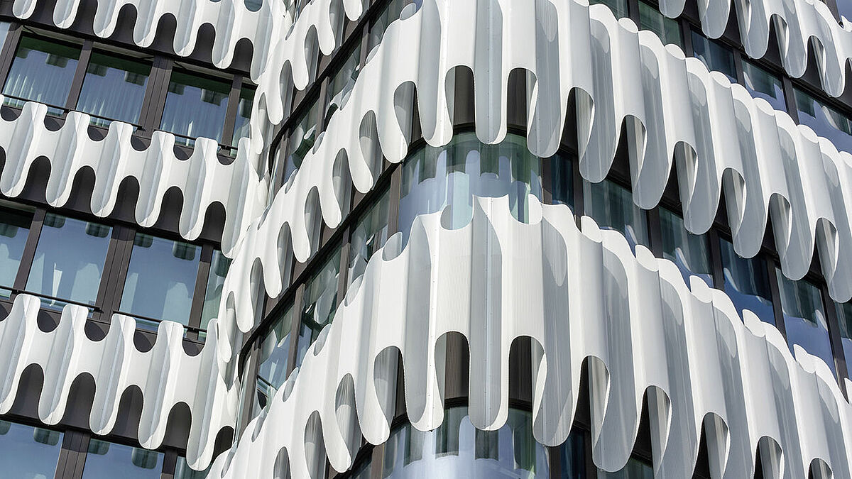 Die perforierten Aluminiumbleche sind an einer Unterkonstruktion befestigt und miteinander vernietet. 