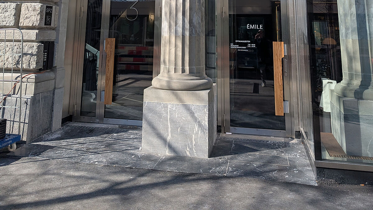 Die Flucht der beiden Einflügeltüren verläuft hinter der Steinsäule. Bild Redaktion