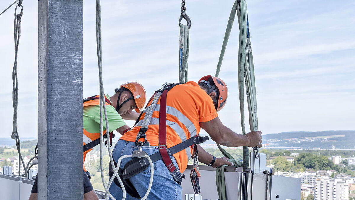 Tout le montage a été effectué sans échafaudage extérieur. Les consoles, rails de guidage et éléments de façade ont été fixés par l’intérieur. Une sécurisation par câble contrôlée et approuvée offre une sécurité maximale pour les personnes. 