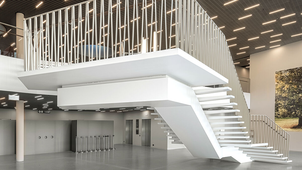 Stufen und Podeste scheinen über dem tragenden Holm zu schweben.