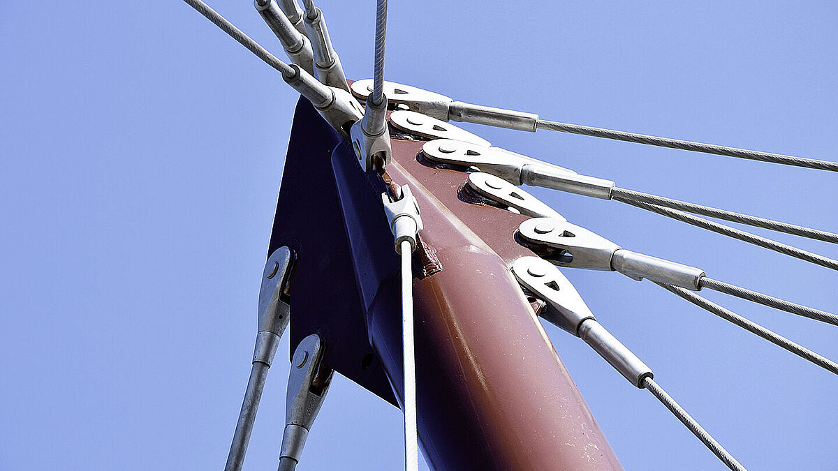 Detailansicht des Kopfs des Pylonen mit den Befestigungen der Gabeln der Zugseile und Zugstangen.