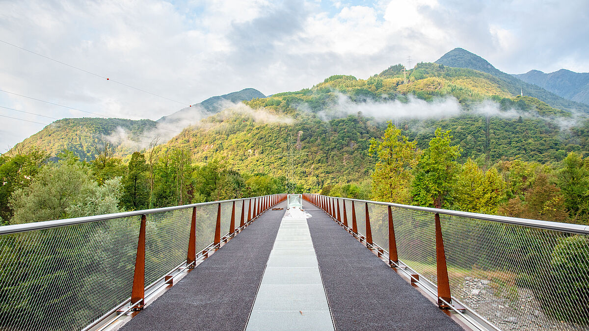 Das Geländer besteht aus konischen Stahlpfosten. Im Handlauf sind LED-Leuchten untergebracht.  