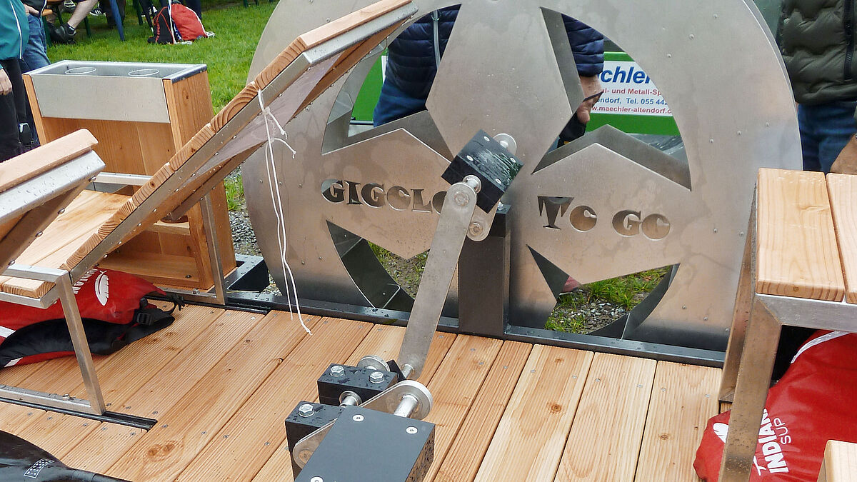 Fusskurbeln sorgen für Antrieb. Drehlager sind aus Kunststoff hergestellt. Metall und Holz – eine gelungene Kombination.