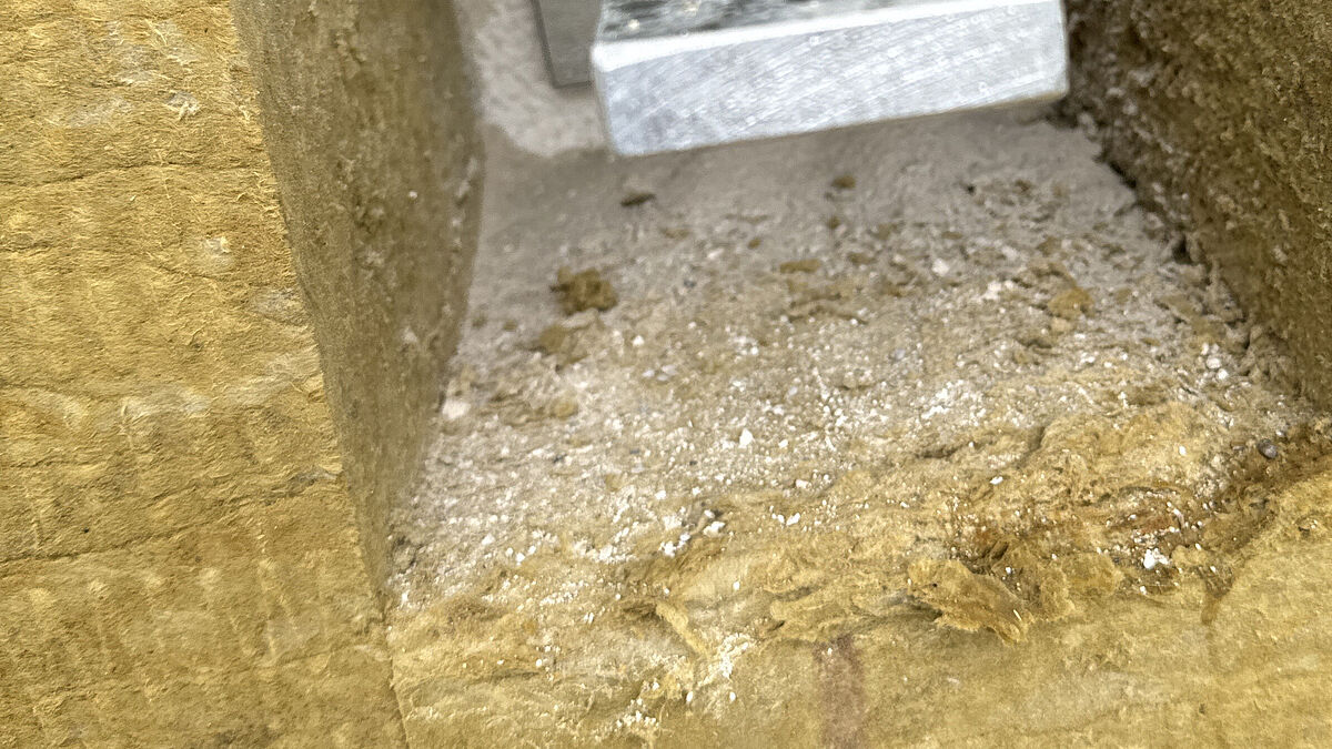 Die zu schwachen Auflagekonsolen sind ohne thermische Trennung an das Mauerwerk verankert. Da sich die Stirnplatte im warmen Bereich befindet, ist eine Kondensatbildung wahrscheinlich.