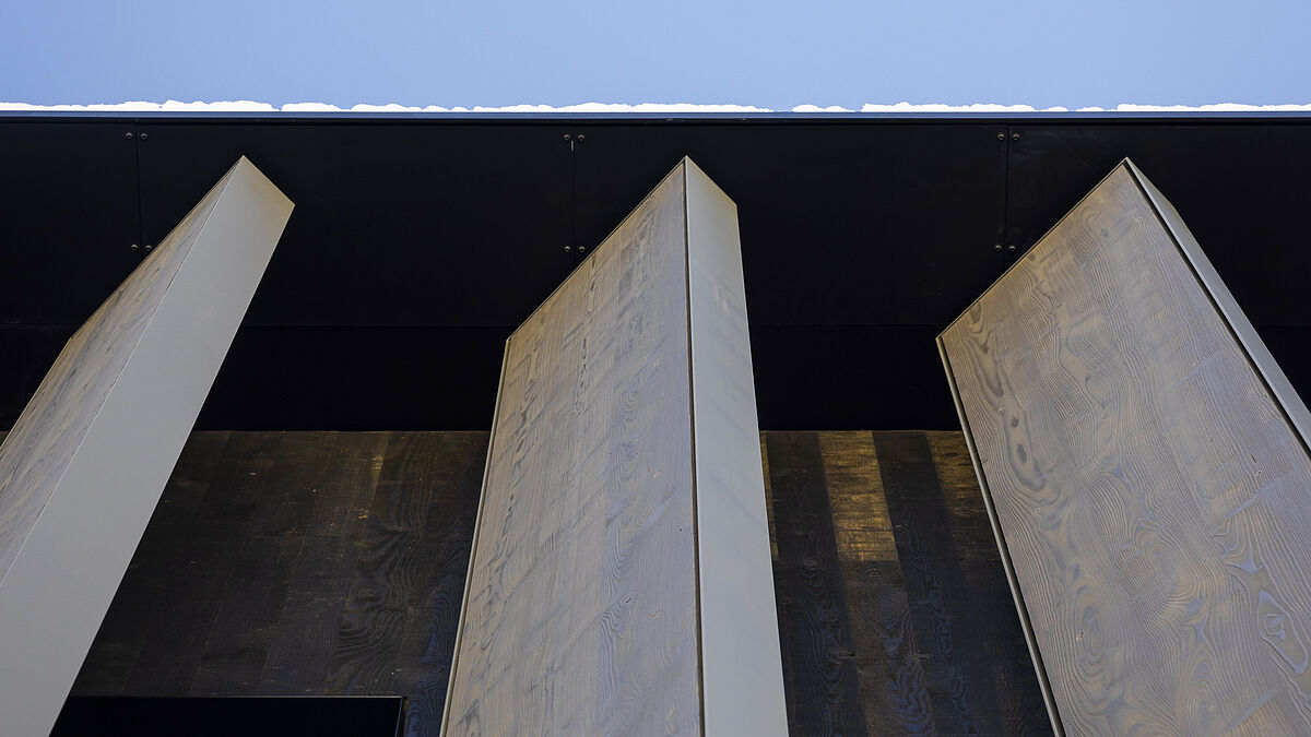 Blick von unten: Auf der Ost- und Südseite sind die Lamellen innen und aussen mit Holz bestückt.   Im Print evt. weglassen!