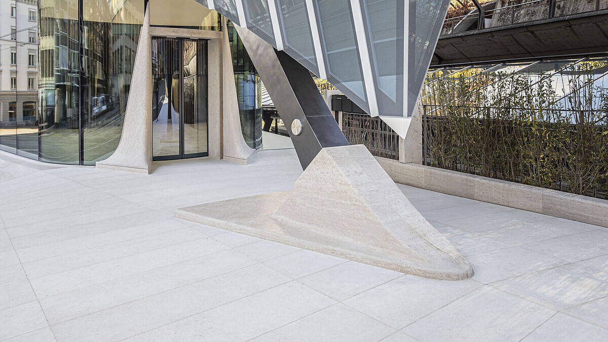 Die westliche Stirnseite endet in einem spitz zulaufenden Punkt, der direkt auf dem Boden abschliesst.