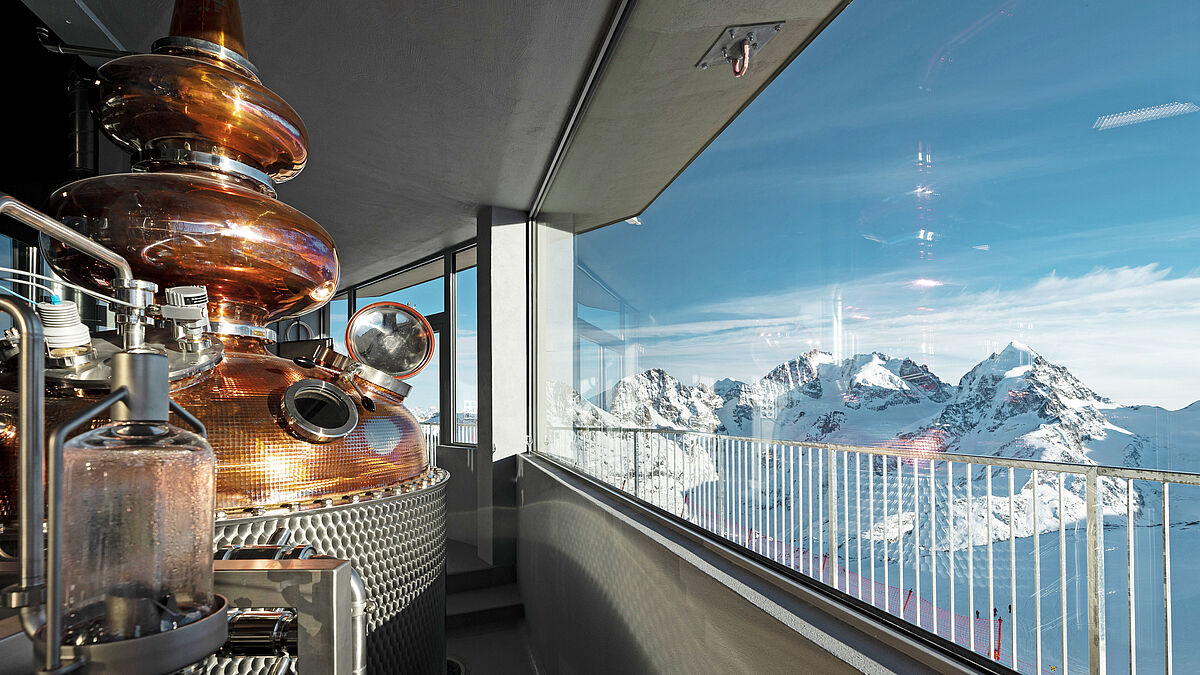 Die Fenster wurden mit Dreifach-Verglasungen auf Basis von MGTherm Öko Star bestückt und mit Warme-Kante-Abstandhalter Swisspacer Ultimate ausgestattet. Mit Fensterelementen von gut 10 m 2  war vor allem die Anlieferung eine grosse Herausforderung.