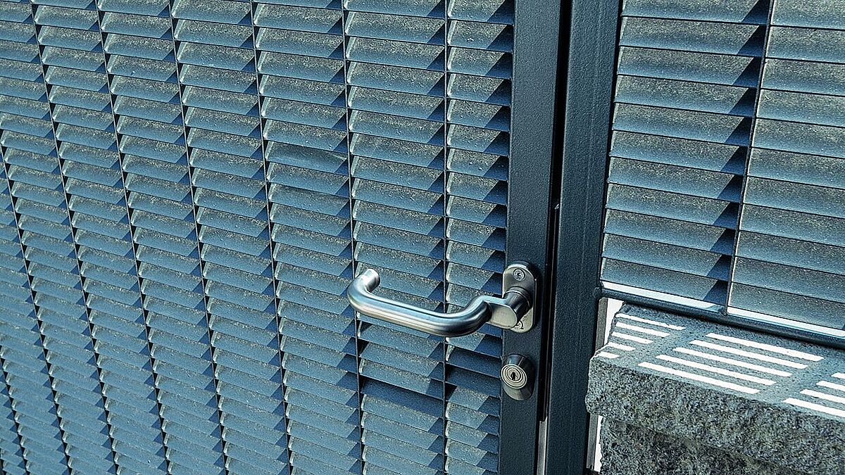 Sicherheitsschloss im Rohrrahmen. Zylinder und Rosetten gewähren eine solide und einfach zu handhabende Verriegelung.