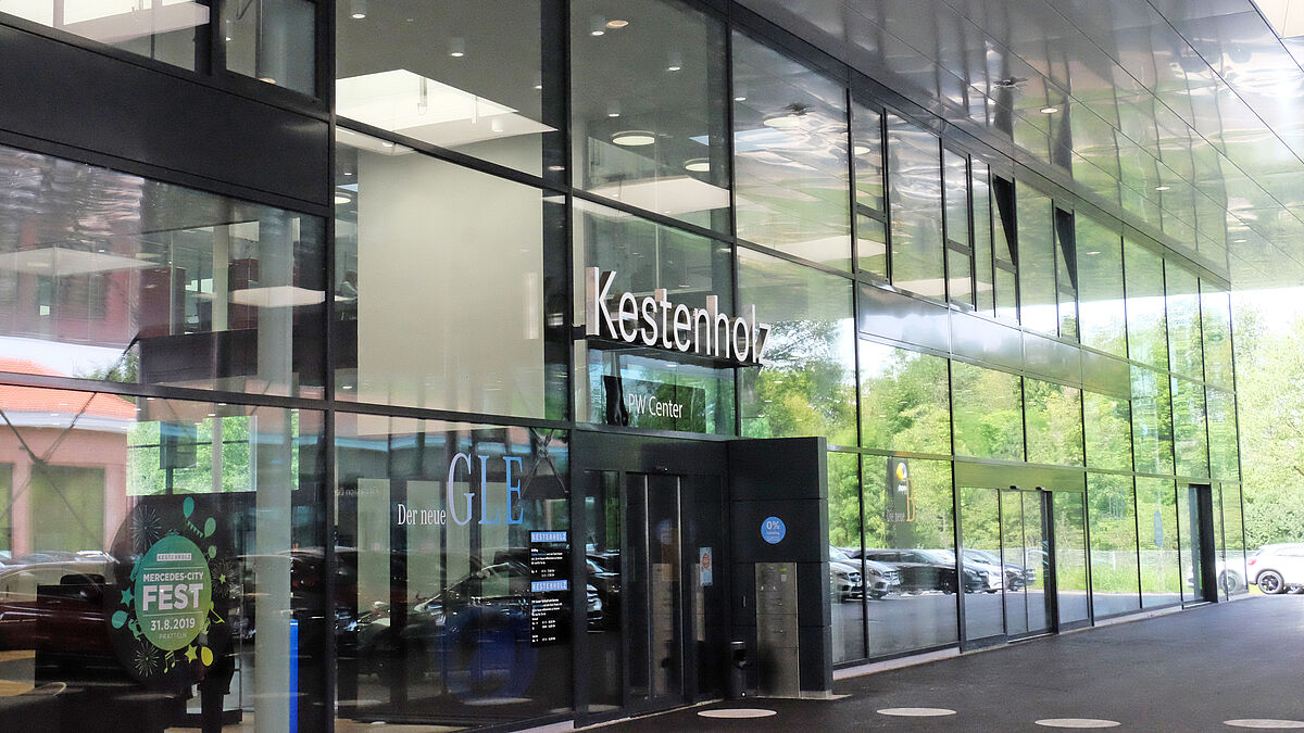 Die T-förmigen Pfostenprofile sind durchgehend geschweisst. Hier mit eingesetztem Türelement.