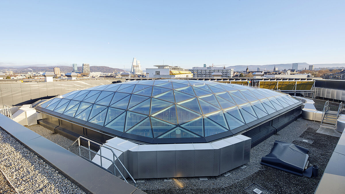 Photo : AURA Foto Film Verlag GmbHLes croisements qui en résultent forment des éléments triangulaires aux angles de joints les plus variés. La structure doublement voûtée avec une flèche de 3,0 m permet un toit autoportant, sans piliers, mais extrêmement filigrané. Le premier du genre en Suisse.