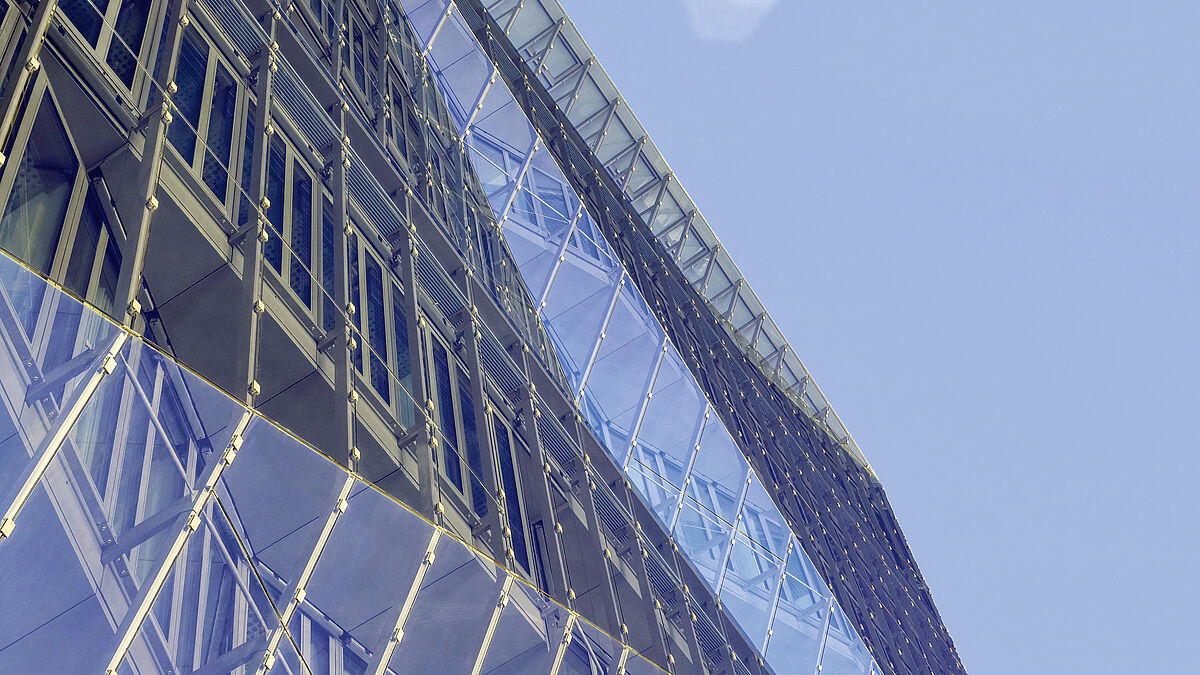 Les façades doubles dotées de fonctions de ventilation ne doivent pas toujours être parallèles, ce qui crée de nouvelles possibilités d’expression architecturales. Photo : Warema