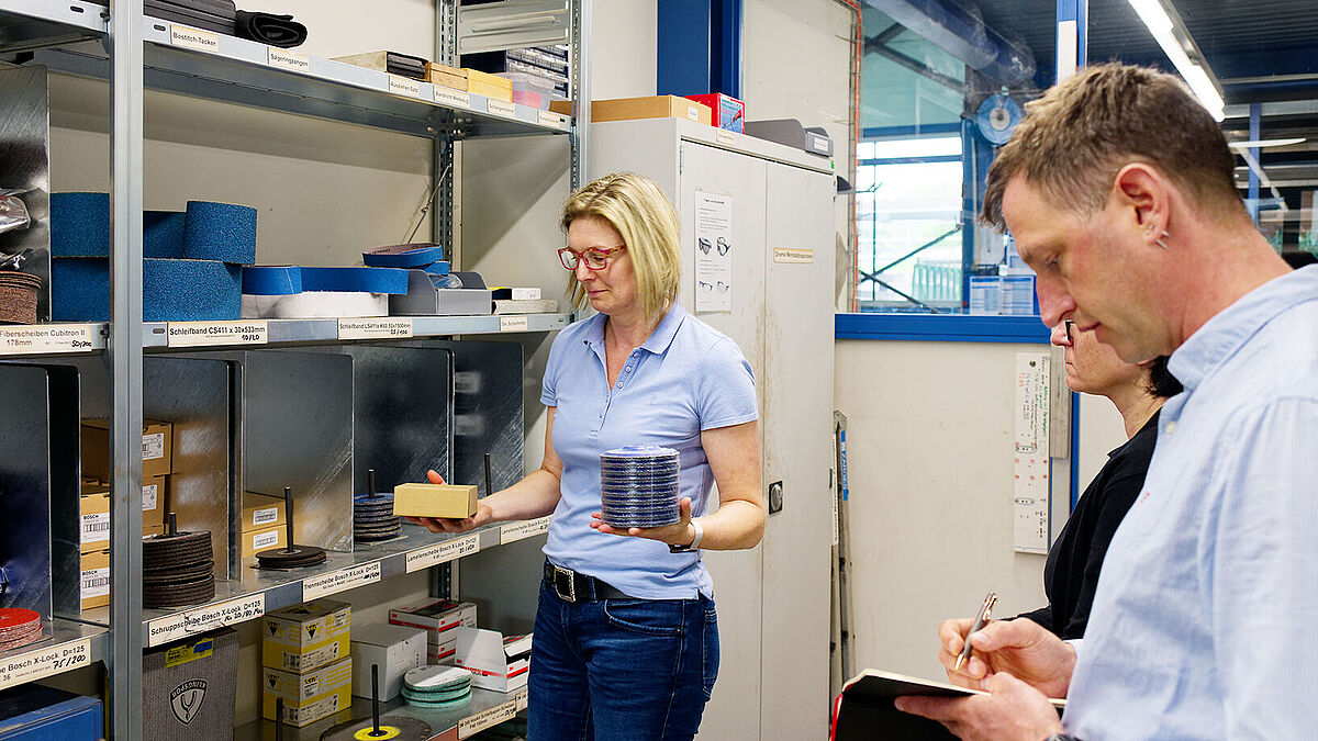 Visite de l’entreprise par les conseillers Reffnet Aron Graf et Sandra von Kaenel avec Anita Tschopp (à gauche), directrice de Schmid Metallbau.
