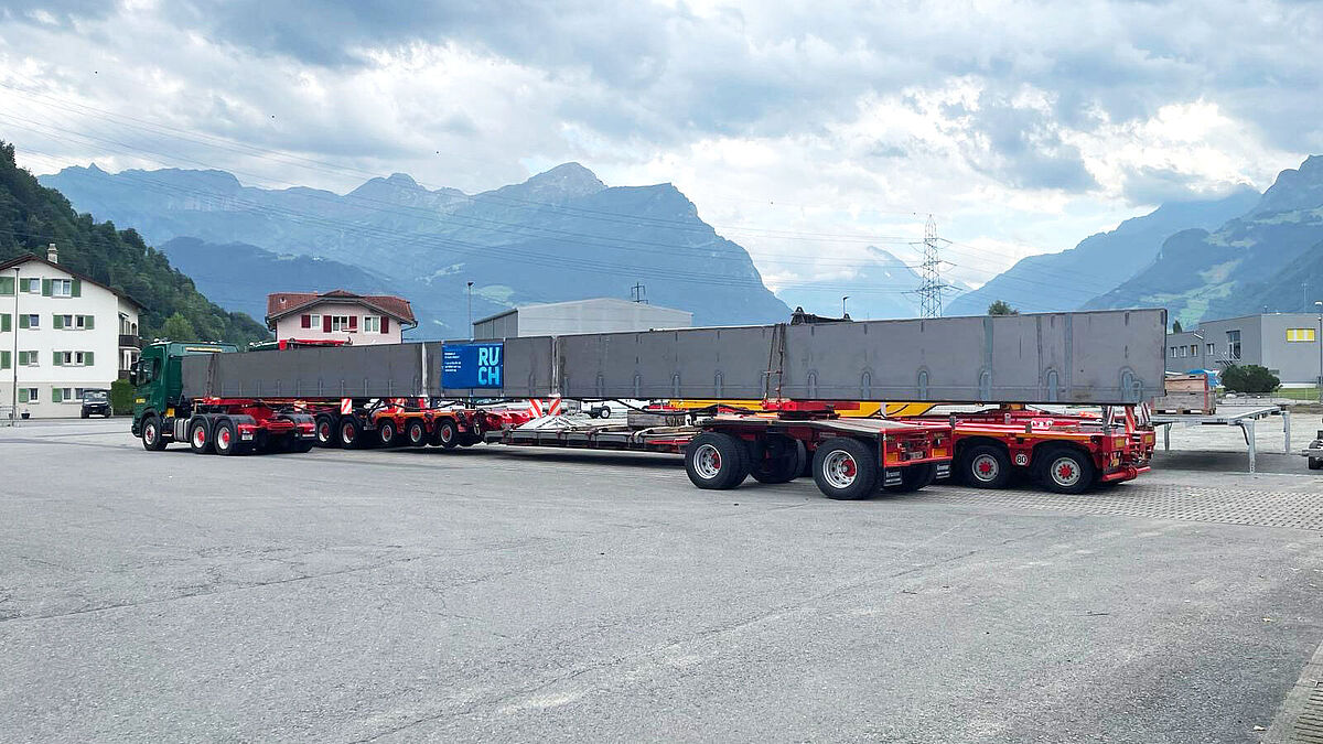 À Altdorf, la passerelle de 27 m de long est prête pour le transport routier sur la route du lac vers Weggis.
