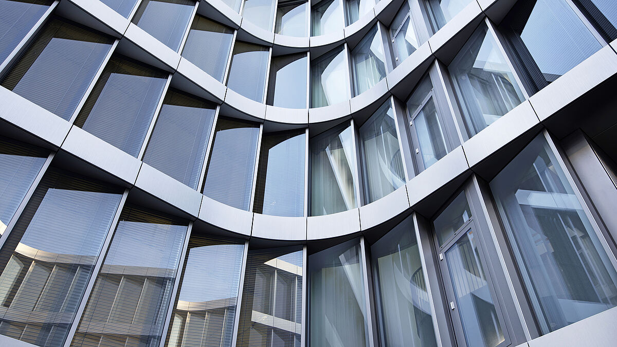 Photo: axelthomae.deLa protection solaire suspendue librement dans l’espace fermé entre une vitre antichocs extérieure et le triple vitrage isolant intérieur de la CCF se compose de lamelles en aluminium perforées de 6 mm de profondeur.