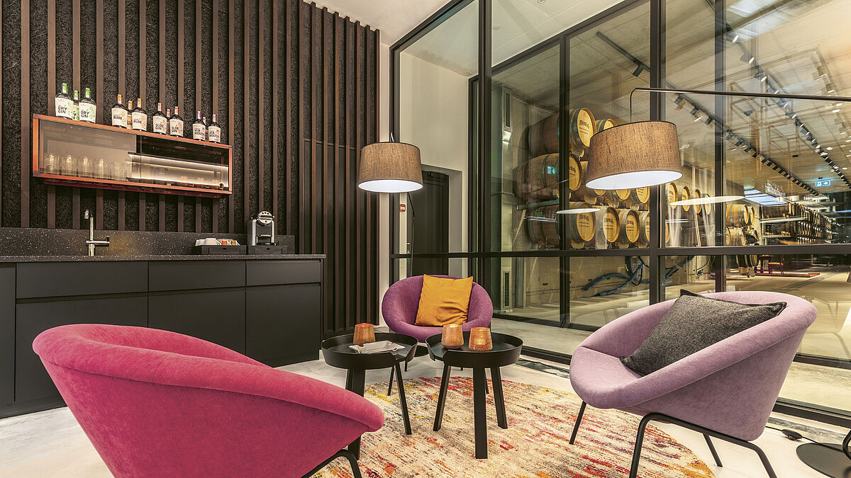 Deux vitrages coupe-feu forment un corridor protégé à l’intérieur.