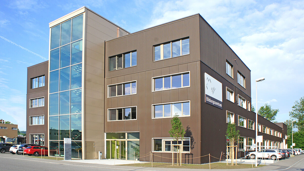 Ein Grund zum Feiern: Der Erweiterungsbau des Bildungszentrums Sursee ist fertiggestellt.