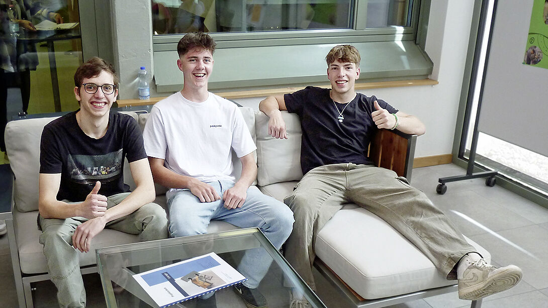 Edelstahl für Lounge und Tisch – exakt verarbeitet von der Gruppe 5.