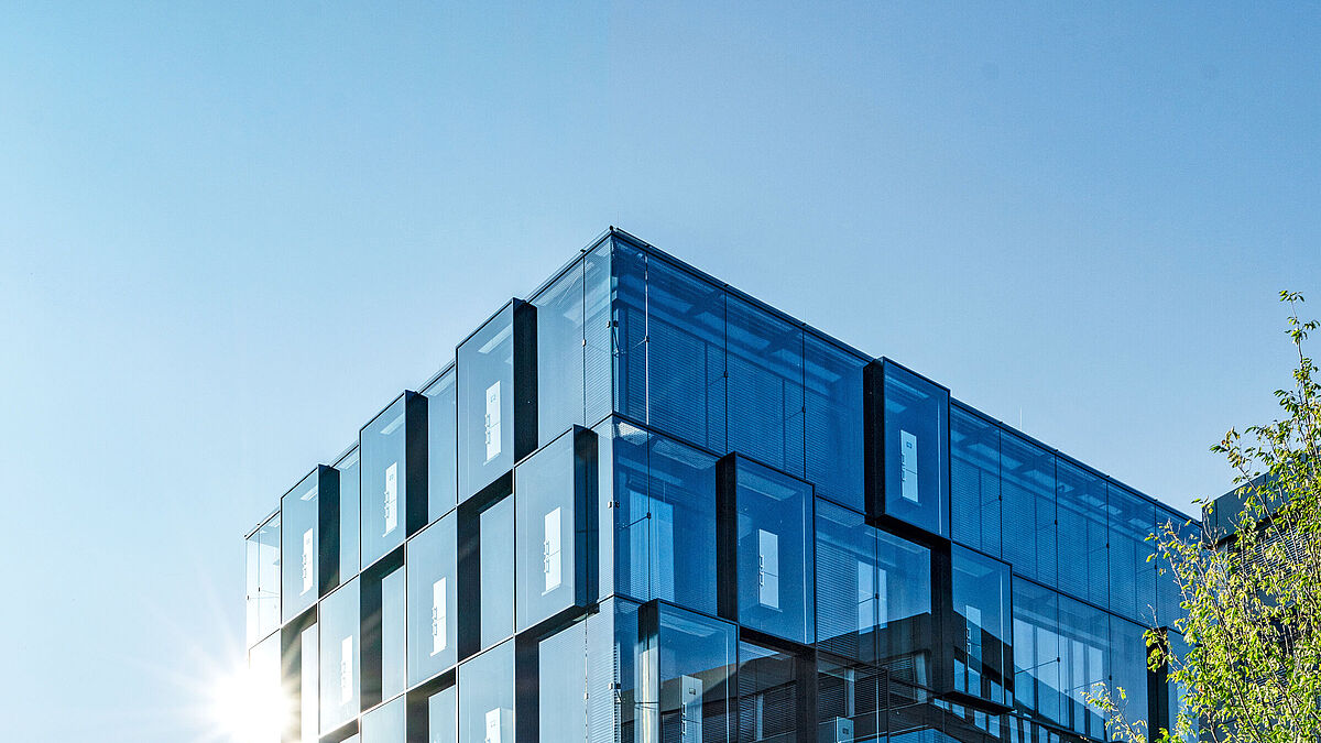 La façade double peau ressemble à une boîte de rangement. Les cubes qui ressortent attirent l’attention sur les électroménagers présentés derrière le vitrage. 