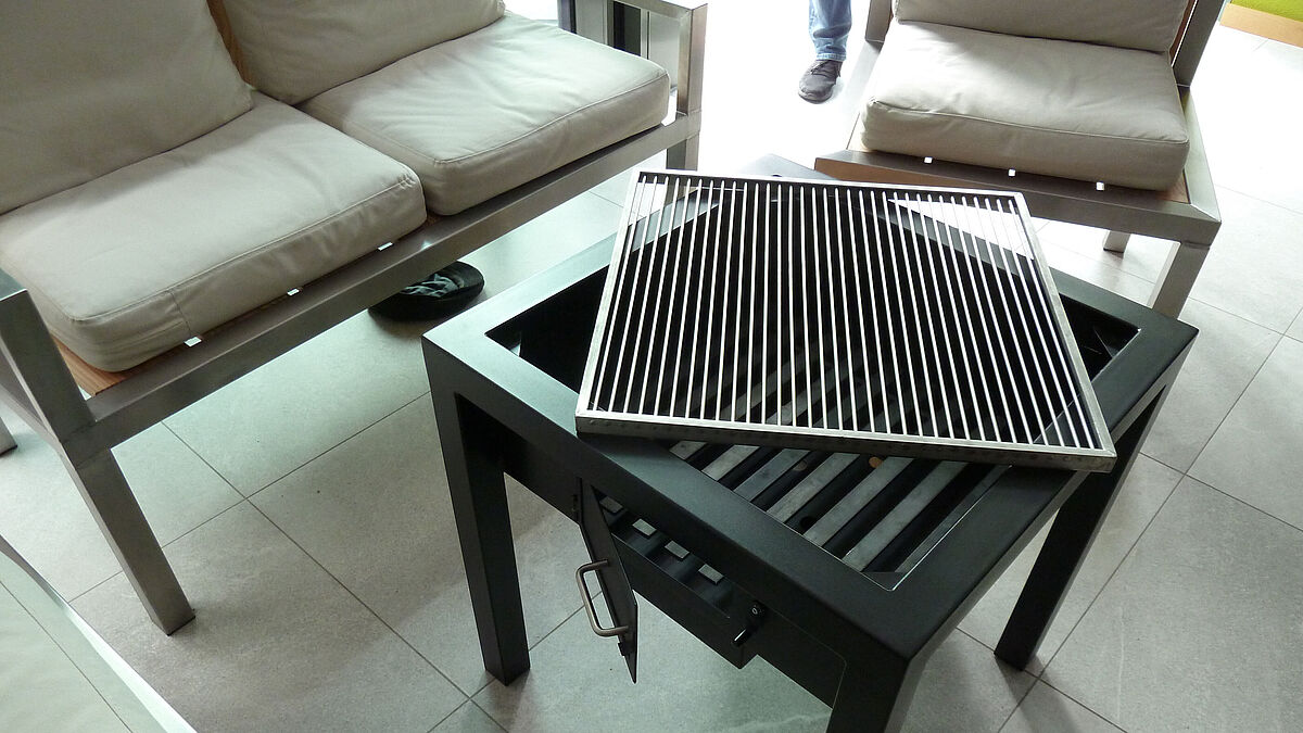 An Fantasiereichtum kaum zu überbieten, der Beistelltisch der Gruppe 2. Eine überzeugende, exakte Verarbeitung.