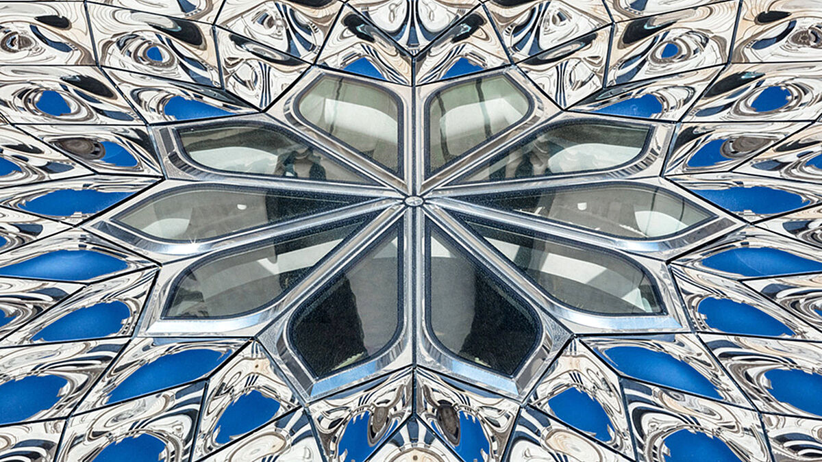 Les panneaux de toit à miroirs ont été fabriqués selon un procédé de pressage innovant.