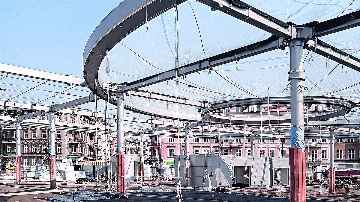 L’élément porteur est le grillage en acier qui repose sur des poteaux et qui intègre un anneau extérieur, un anneau intermédiaire et un anneau intérieur.