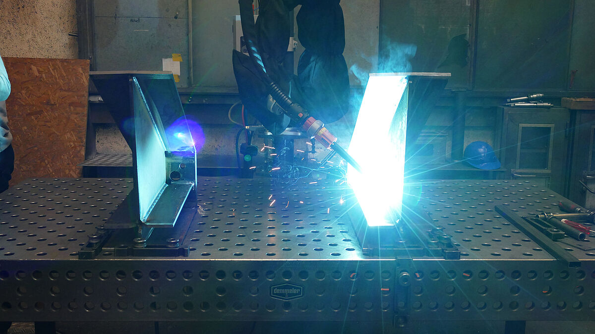 Die Verschweissung der einzelnen Konsolen wurde mit einem Schweissroboter von Cloos vorgenommen. 