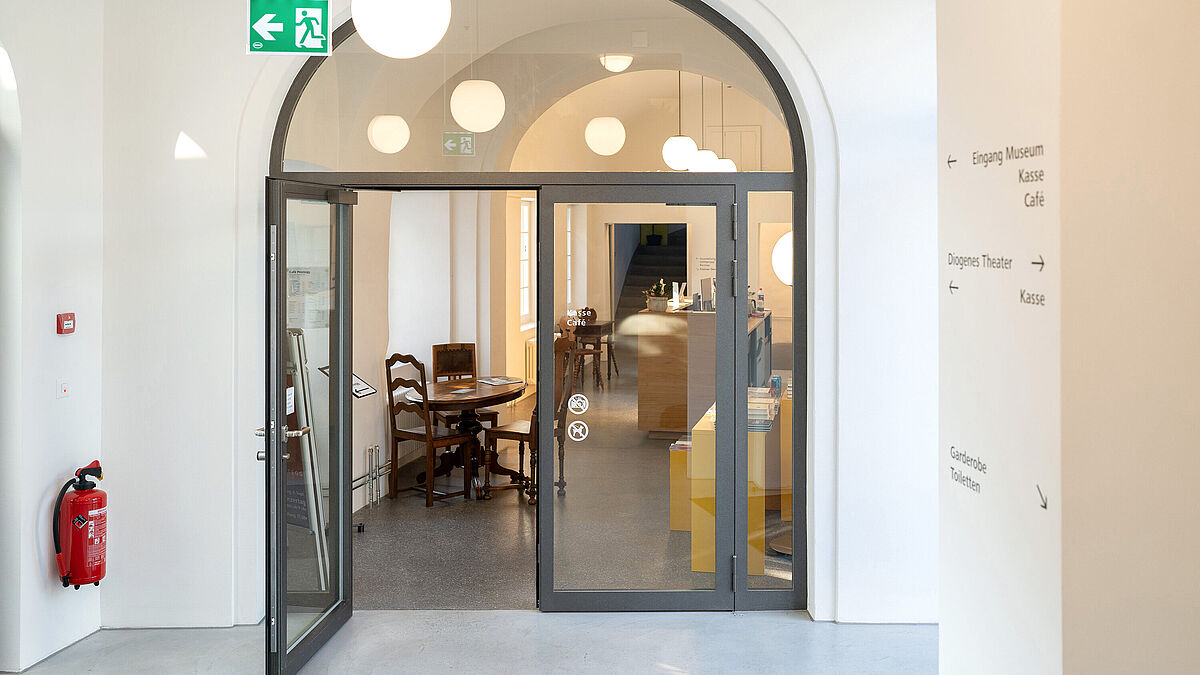 La société B&H Metallbau AG de Balgach a fabriqué les portes en acier à deux vantaux avec imposte en arc en plein cintre.