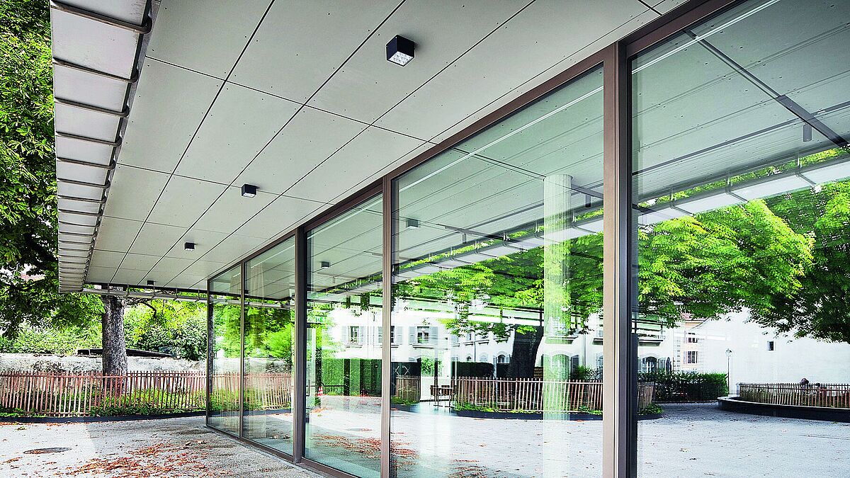 Les portes et les vitrages fixes ont été réalisés avec le système de profilés en acier Forster unico, et ce aussi bien dans le bâtiment du théâtre (à gauche sur la photo de gauche) que dans la salle des fêtes adjacente.