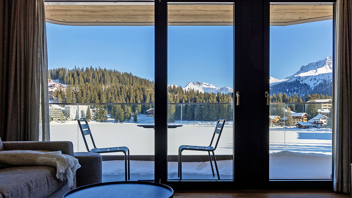 Befestigt mit dem Profil Easy Glass® SMART gewährt das transparente VSG-Glas aus 2 x 10 mm TVG den freien Blick über den See.