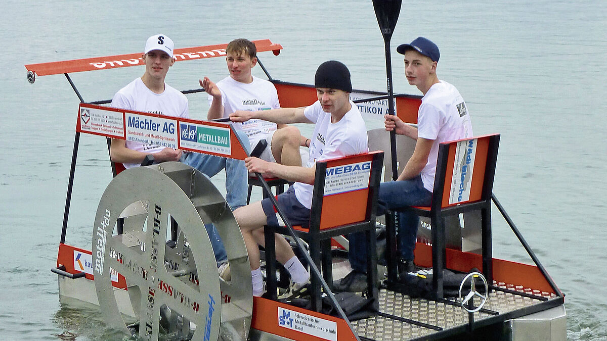 Die Sieger des Rennens: Gruppe 3, B-Klasse – bedeutet Bootsklasse. Die Stühle sind gegeneinander platziert. So ist beim Wechsel der Tretenden während des Rennens kein Platzwechsel nötig.