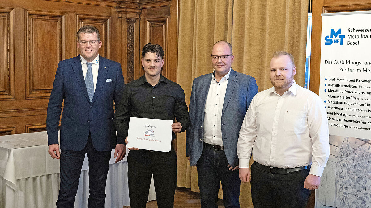 Die Ehrung für die beste Diplomarbeit für: Lars Brechtbühl (2. von links) und Dominic Wyler (ganz rechts. Begleitet von Sponsorenvertreter Daniel Straumann, Debrunner Acifer AG (2. v. rechts), und Thomas Achermann (ganz links). 