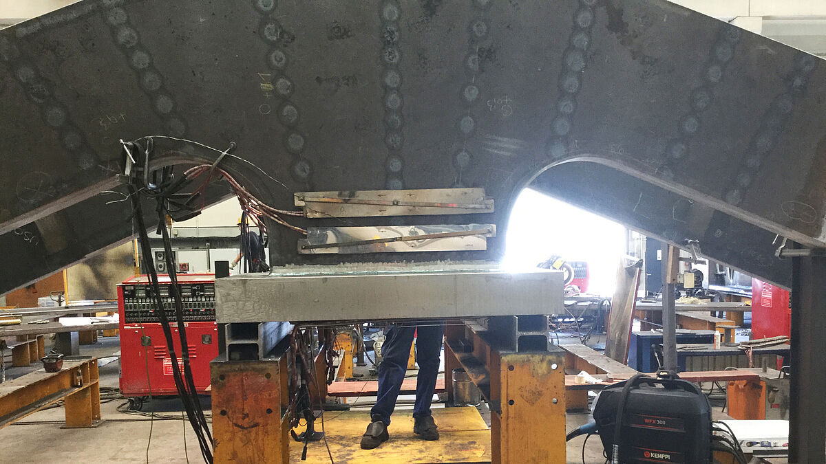 Bild: Max Bögl GmbH & Co. KGDie Mastkopf-Naht, die die 250 Millimeter dicken Bleche aus S460QL mit der Mastkopfplatte verbindet, erforderte eine ausgeklügelte Wärmebehandlung.