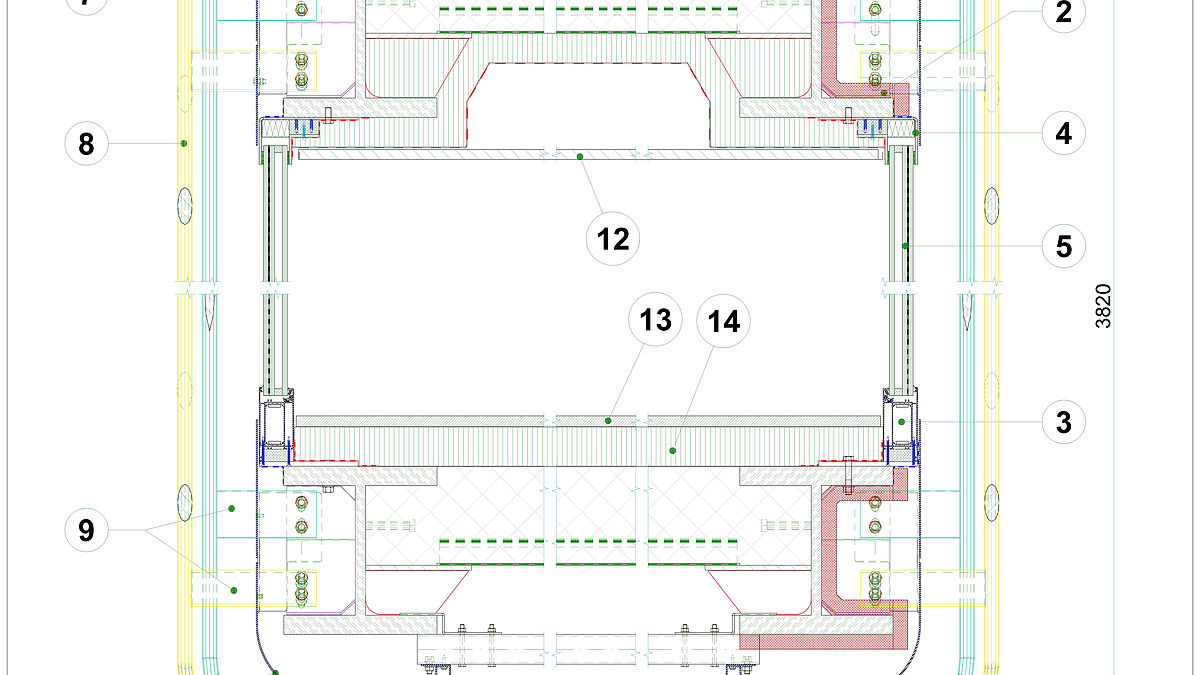 Coupe verticale de la passerelle : 1 HEM 3002 Plaques d’aérogel (protection incendie)3 Profilé d’aluminium à séparation thermique4 Profilés de compensation de hauteur (fabrication spéciale)5 Vitrage d’isolation thermique avec sérigraphie6 Tôles de rives arrondies en aluminium7 Tiges inox verticales8 Tiges inox en biais9 Renforts de tiges10 Tôles aluminium sousface11 Béton coulé dans la structure12 Sousface13 Revêtement de sol 14 Tôle profilée isolée 