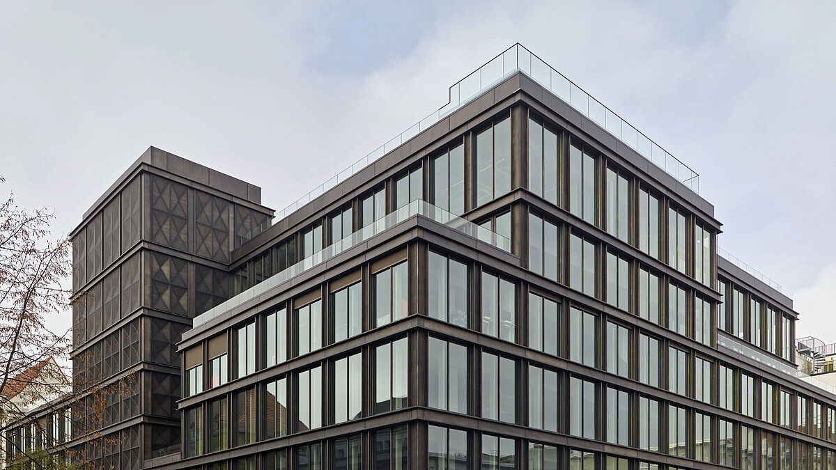 Das ehemalige Parkhaus hat eine bronzefarbene Metallfassade erhalten. Darin verbaut wurde das hochselektive Sonnenschutzglases Climatop Cool-Lite Xtreme 70/33 von Saint-Gobain Glass.