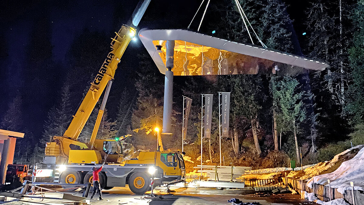 Photo : Merkle Metallbau AGUne auto-grue soulève le toit déjà équipé d’un support tubulaire vers l’emplacement final.
