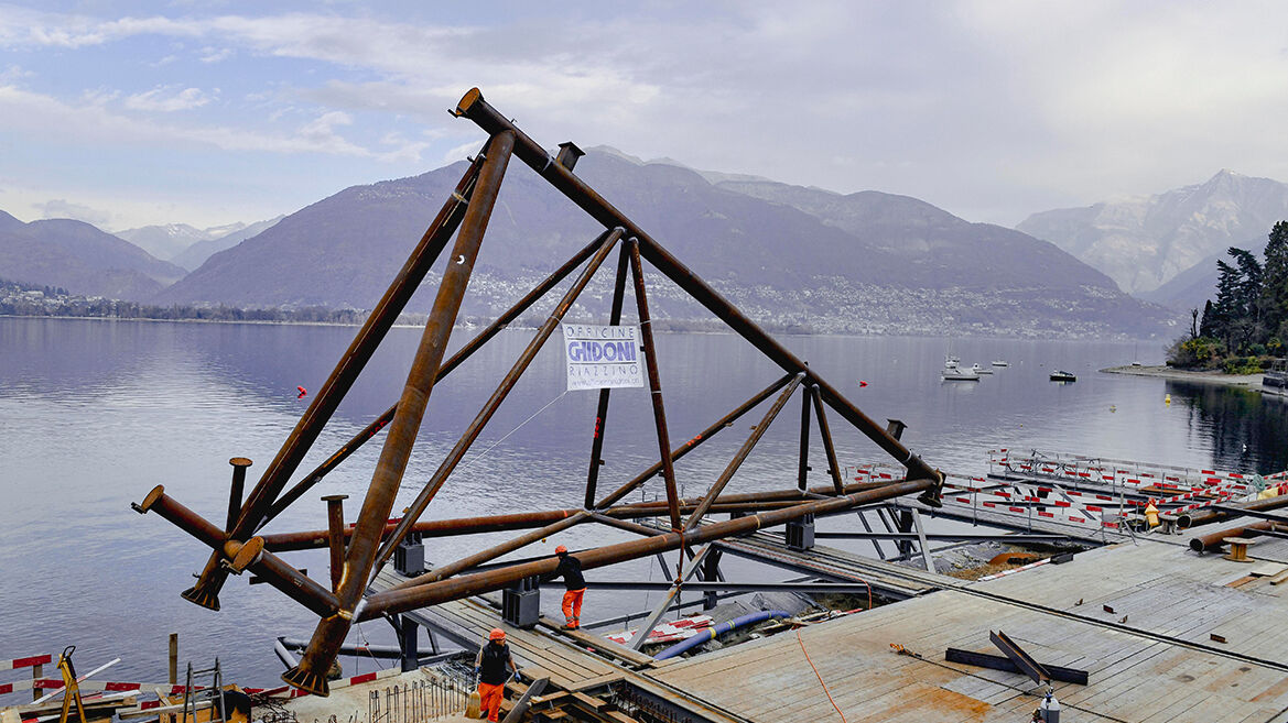 Positionierung des Gitterträgers auf der auskragenden Arbeitsbühne, bereit für das Versenken.