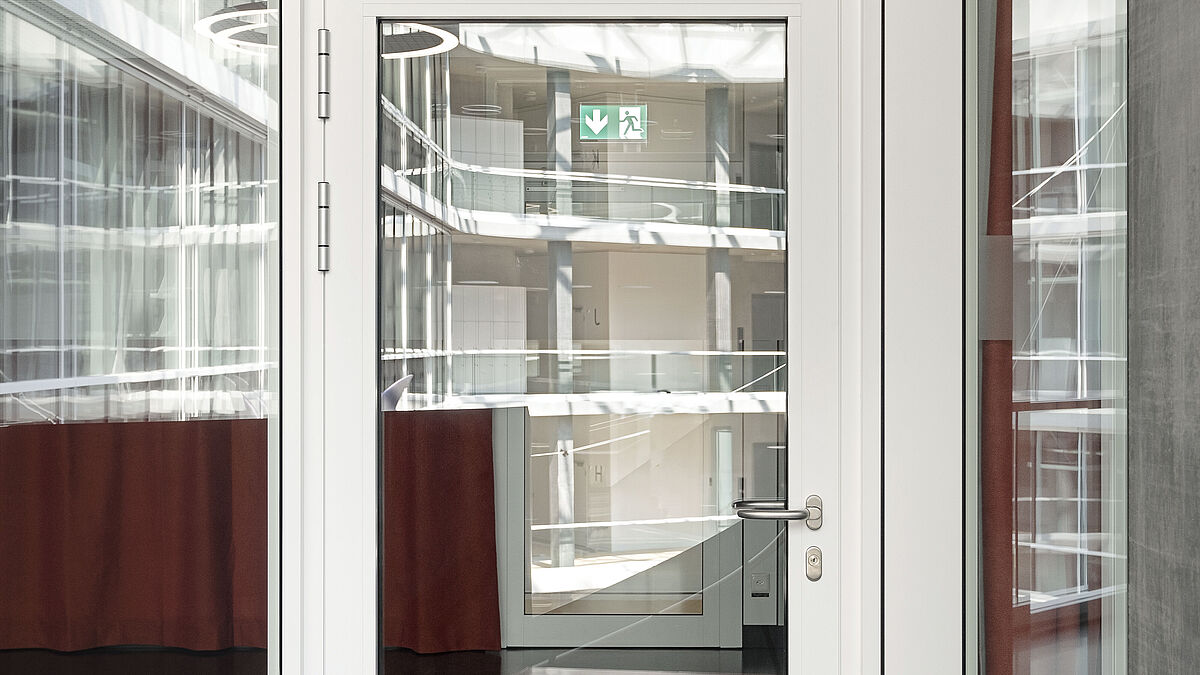 Das Brandschutzsystem Janisol 2 erfüllt mit seinen multifunktionalen und ebenfalls hochwärmegedämmten Türen in gleichem Masse die Ansprüche in Bezug auf bauliche Sicherheit und gestalterische Freiheit.